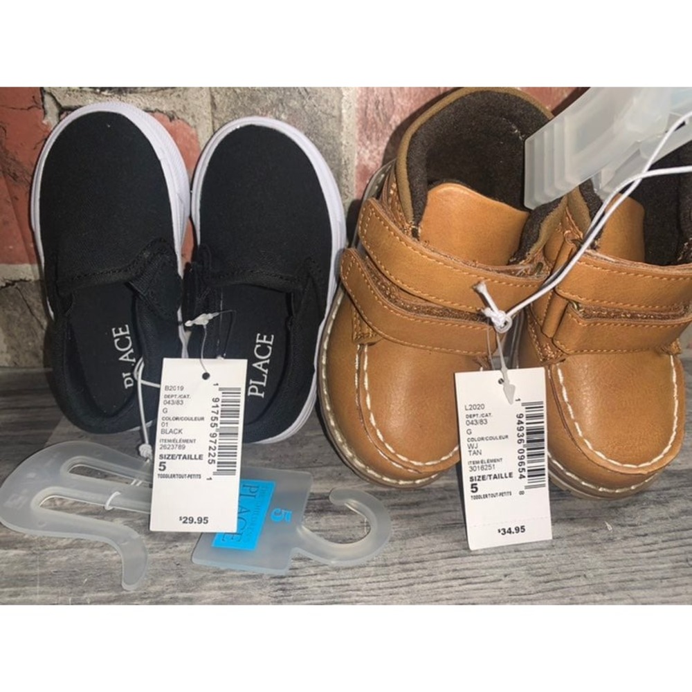The childrens Place Boys Shoes SZ 6 NEW